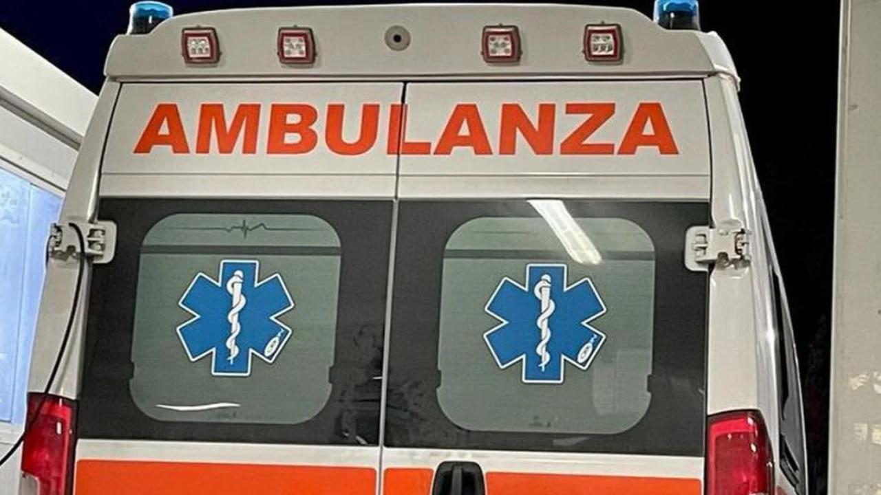 Bambino di un anno e mezzo muore soffocato da un pezzo di mela: stava cenando davanti ai genitori