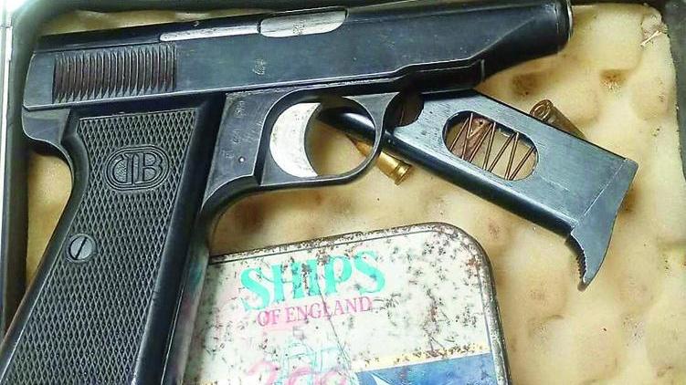 Va a cena da amici a Zocca e ruba una pistola: 28enne arrestato