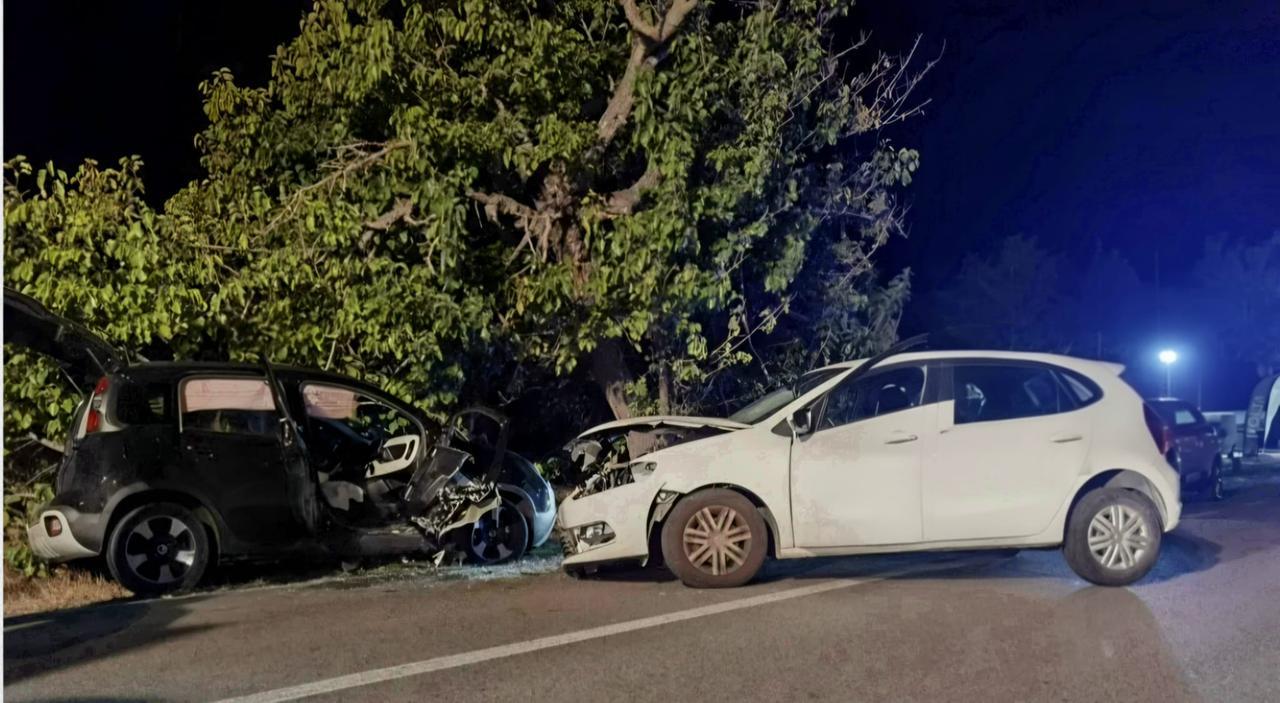 Scontro frontale tra due auto: tre feriti, un uomo estratto dalle lamiere