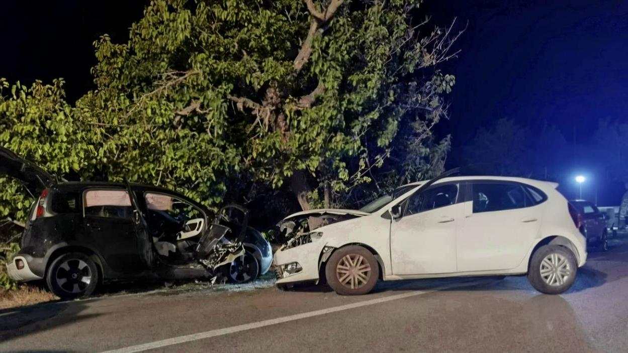 Scontro frontale tra due auto: tre feriti, un uomo estratto dalle lamiere