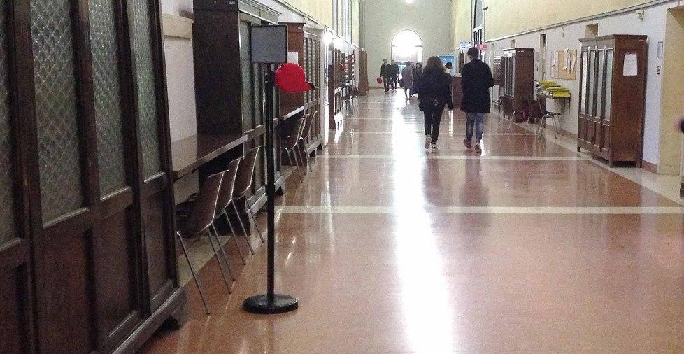 Duplice violenza sessuale: bacio e pacca sul sedere