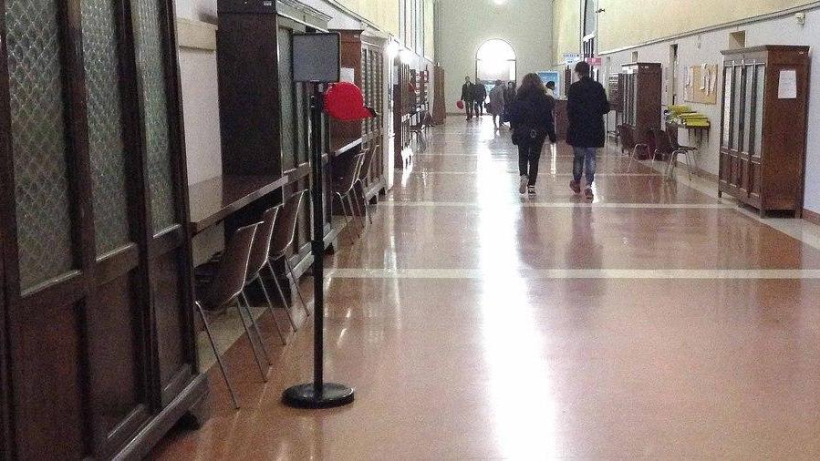 Duplice violenza sessuale: bacio e pacca sul sedere