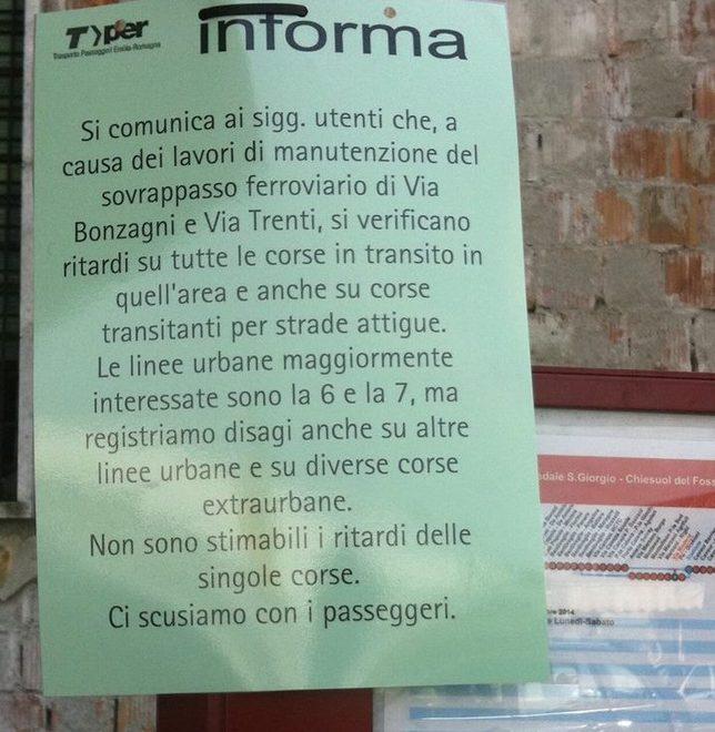 Caos e code in via Modena per i lavori al ponte 