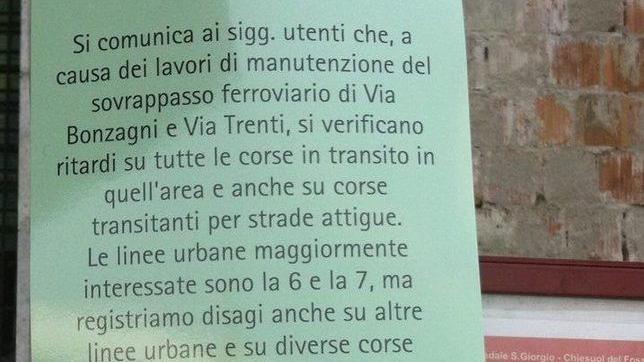 Caos e code in via Modena per i lavori al ponte