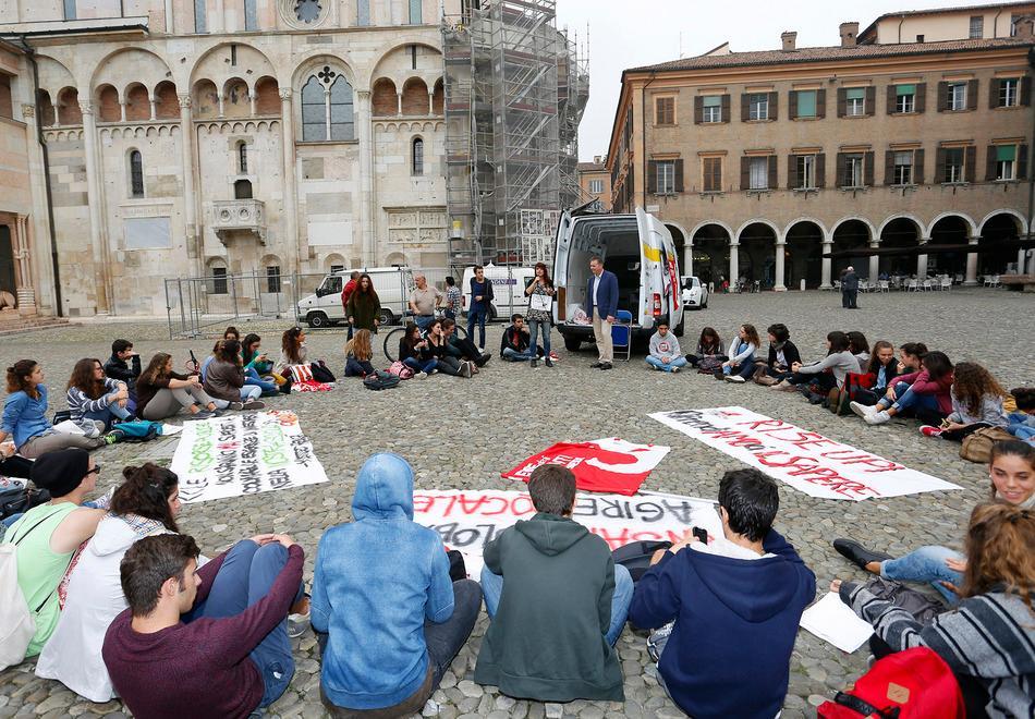 Studenti in corteo a Modena con fumogemi calcinacci e soldi falsi 