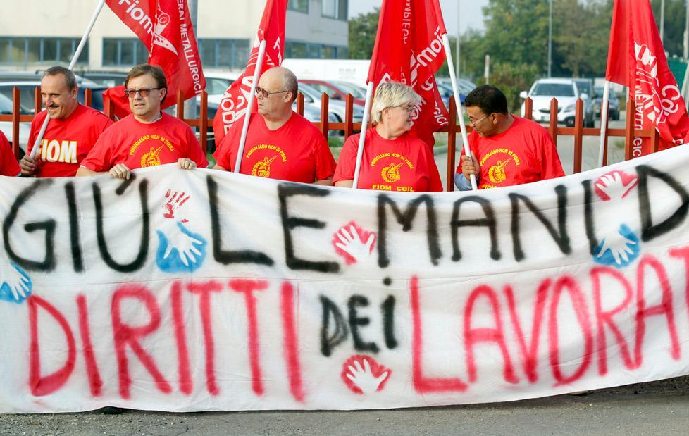 Proteste dei lavoratori e un coro «Buffone» 