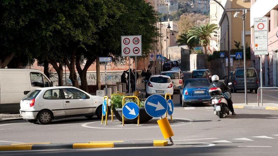 Furto in un bar del centro a Cagliari: bottino 5mila euro