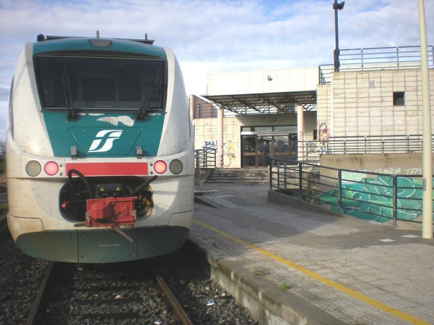 Lancio di sassi contro il treno, indaga la polizia 