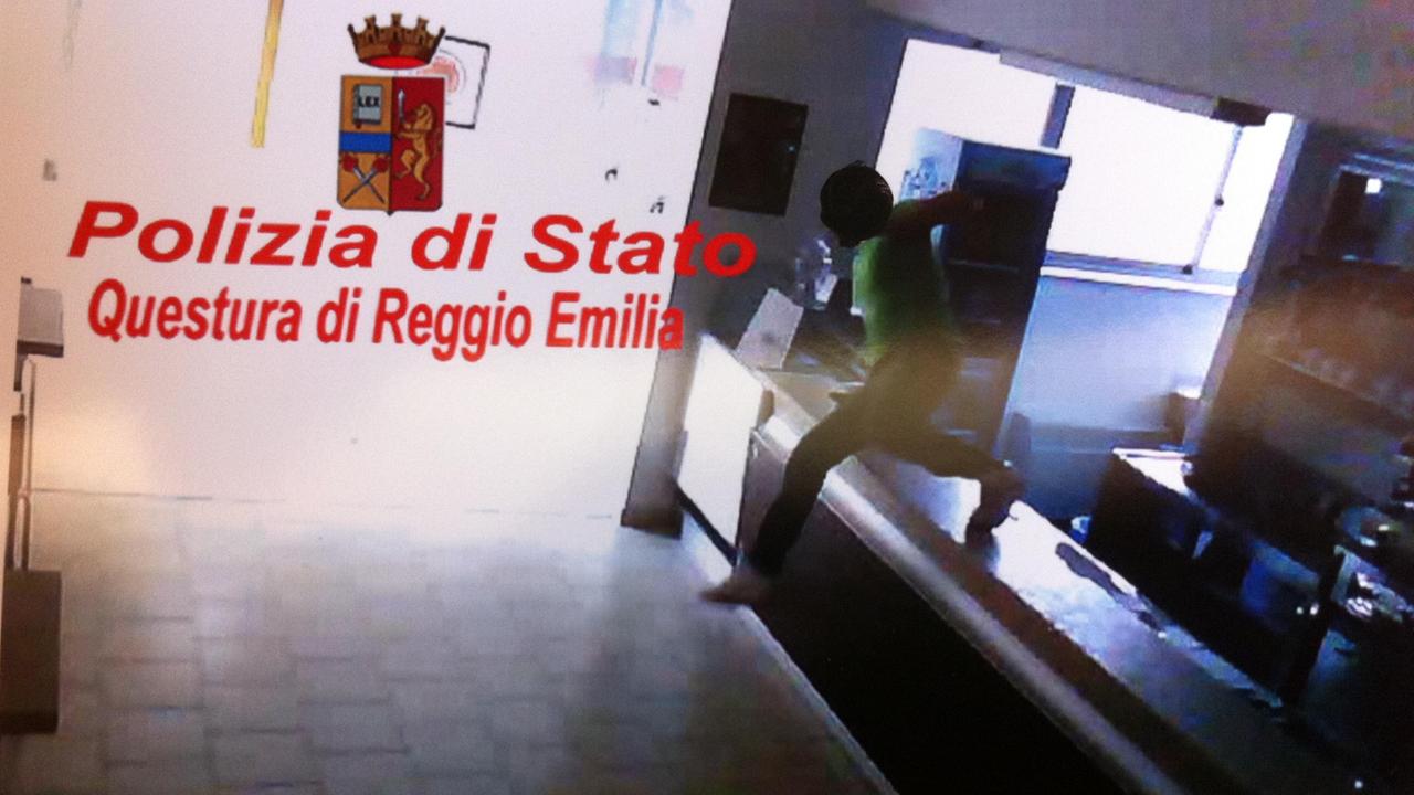 Ruba tre computer all'istituto Motti, identificato grazie alle telecamere