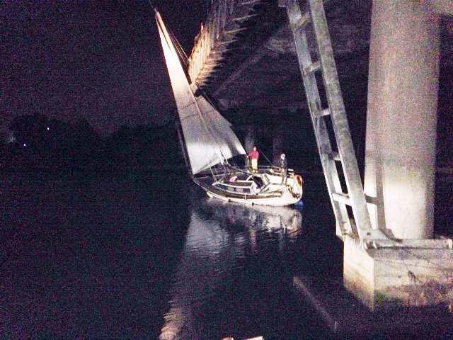 Restano incastrati con la barca a vela sotto il ponte della Romea