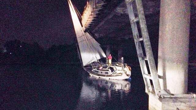 Restano incastrati con la barca a vela sotto il ponte della Romea