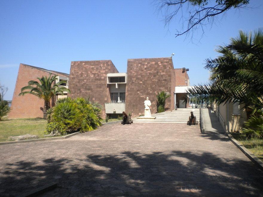 Restauro degli ultimi Giganti a Cabras, col laboratorio aperto 