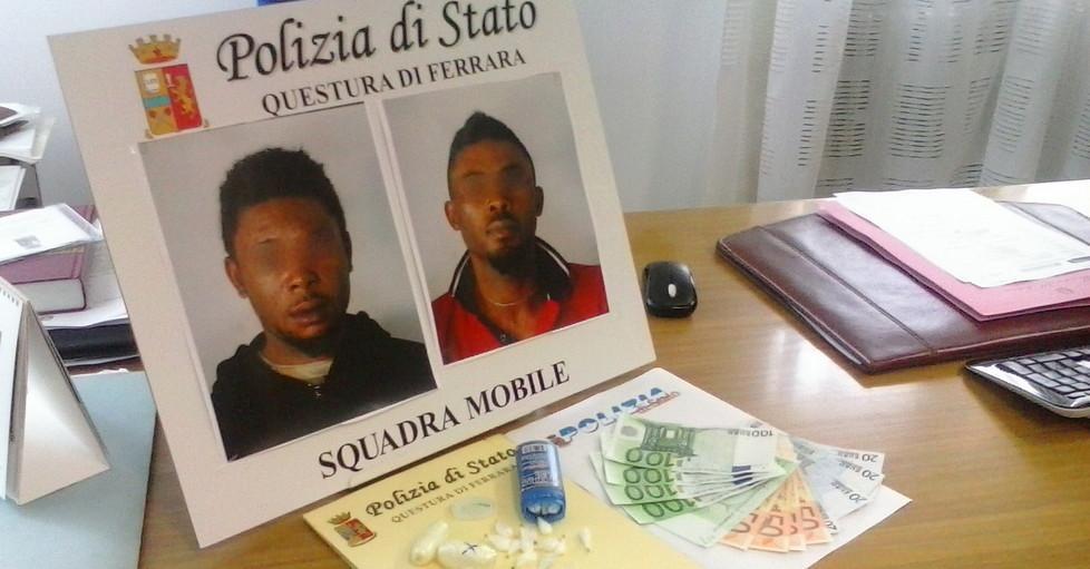 Su e giù per il grattacielo con la cocaina, arrestati 