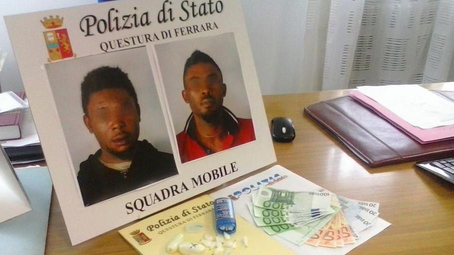 Su e giù per il grattacielo con la cocaina, arrestati