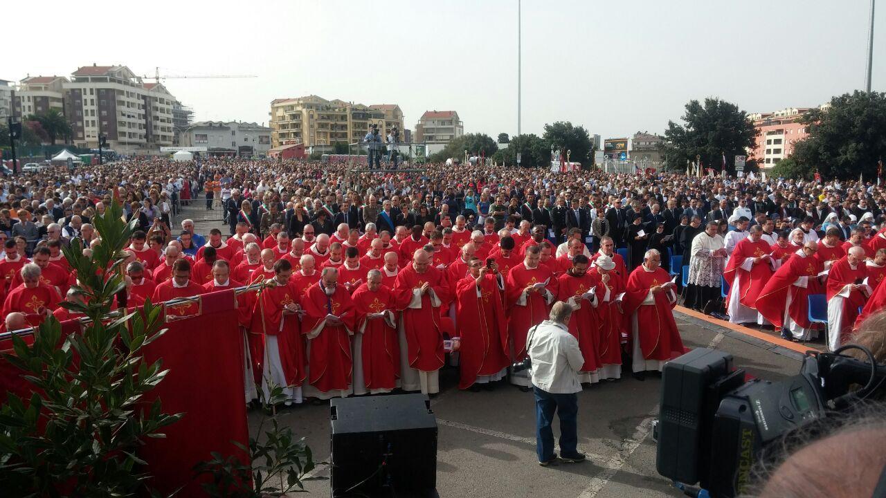 Sassari, piazzale Segni gremito di folla per il beato Padre Zirano 