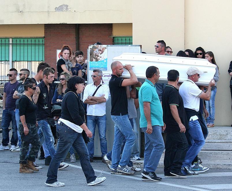 Cento palloncini bianchi per dire addio a Naomi 