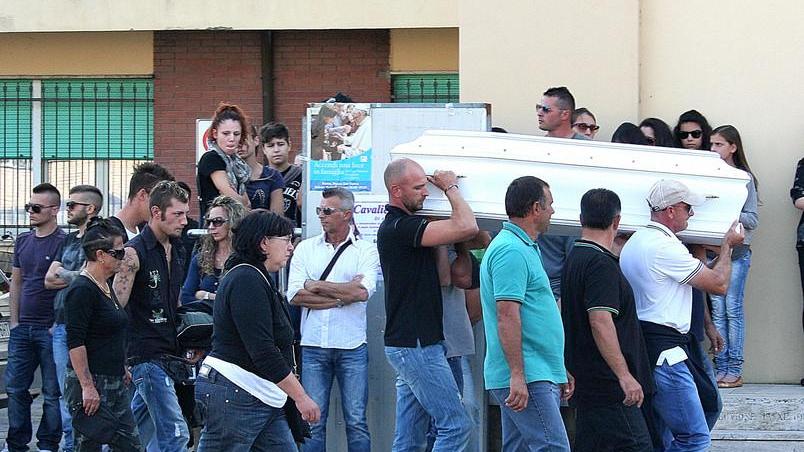 Cento palloncini bianchi per dire addio a Naomi