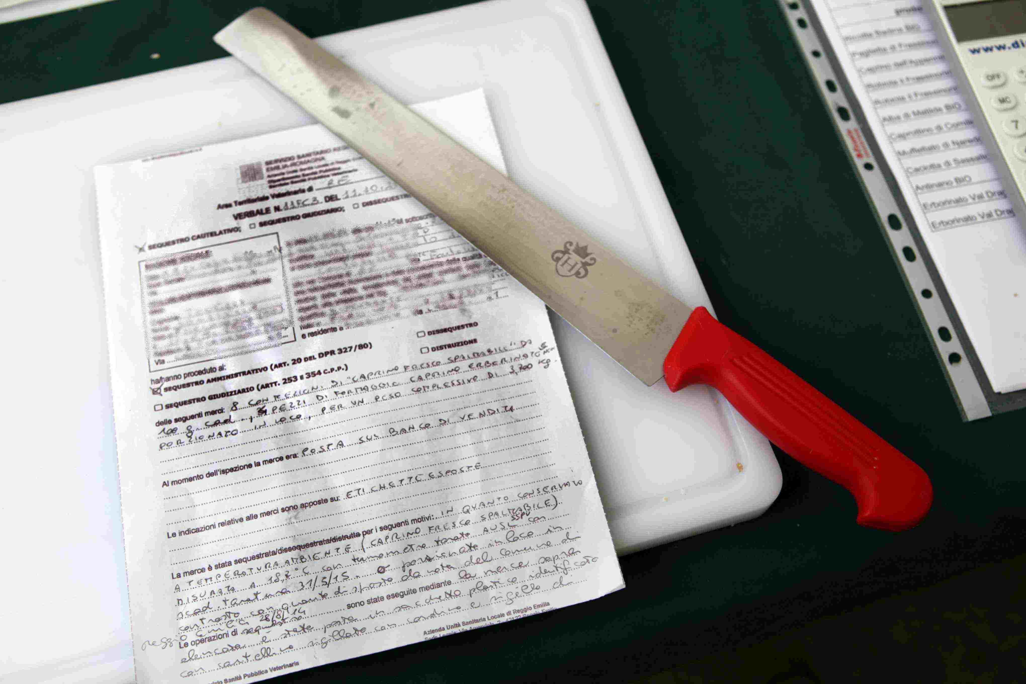 Piazza Fontanesi, l'Ausl sequestra i formaggi ai contadini. Clienti in rivolta