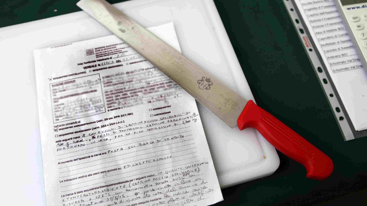 Piazza Fontanesi, l'Ausl sequestra i formaggi ai contadini. Clienti in rivolta