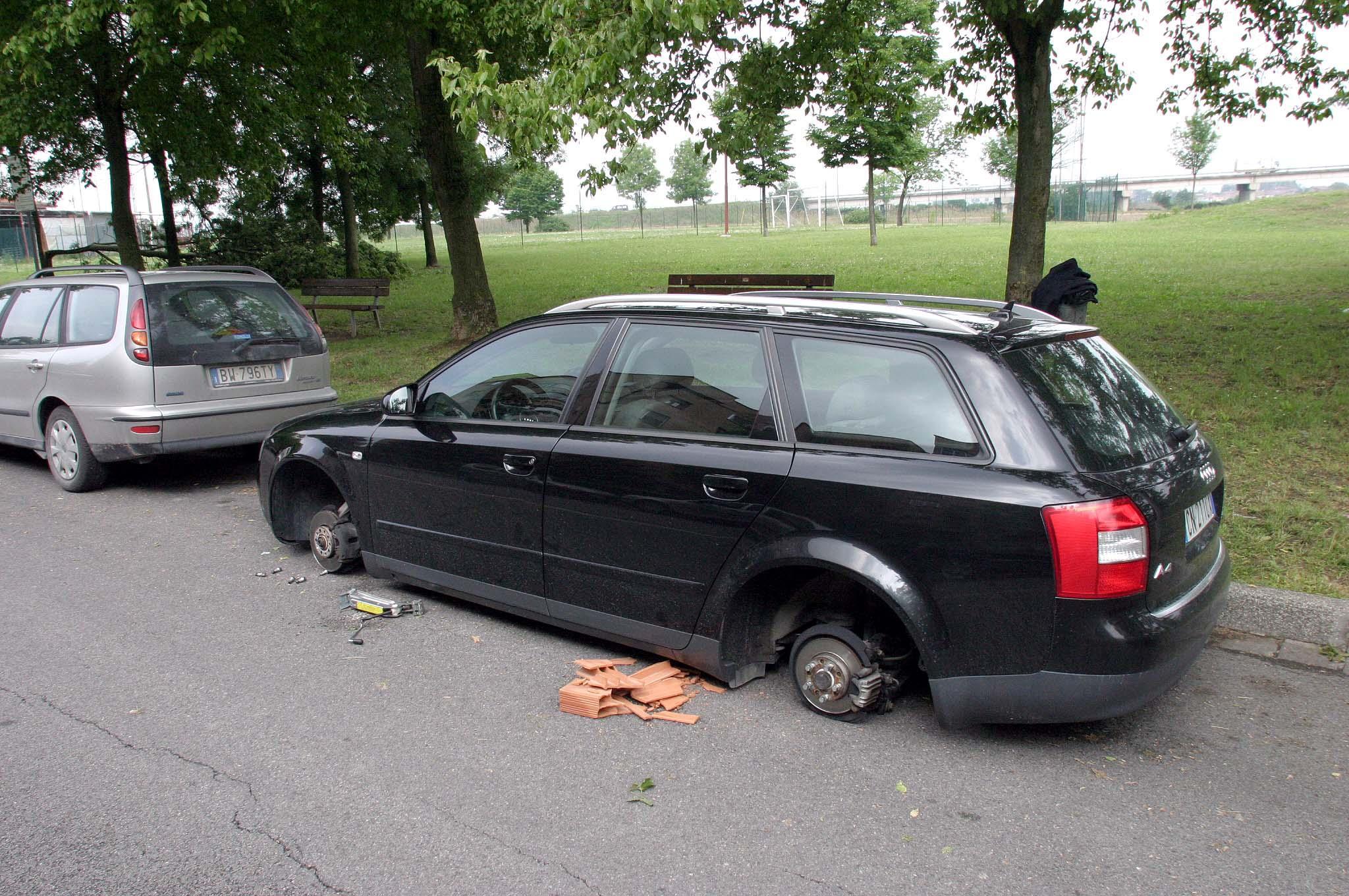 Un'auto senza ruote dopo la razzia dei ladri di ricambi
