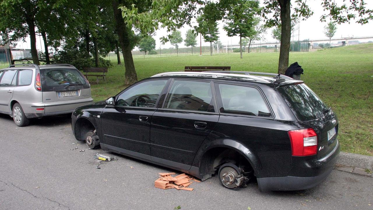 Un'auto senza ruote dopo la razzia dei ladri di ricambi