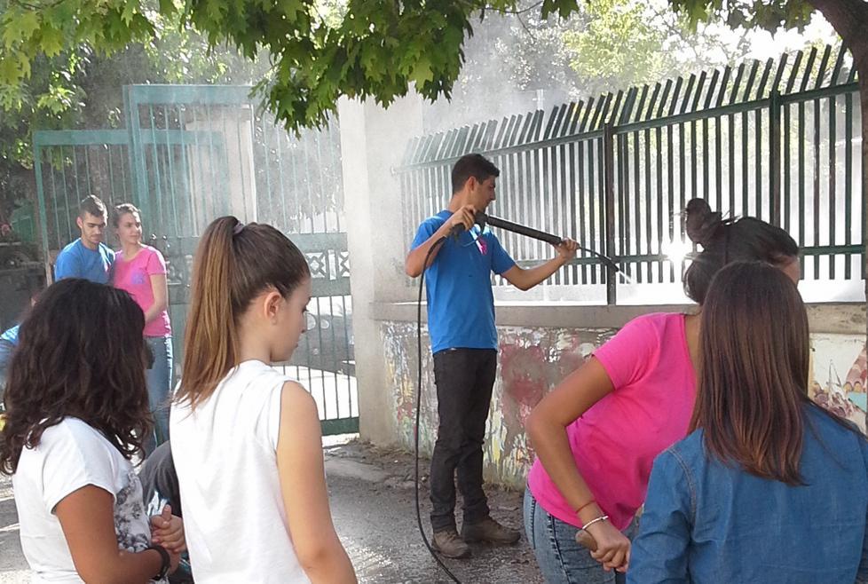 Oliena, i giovani sistemano la scuola colpita dai vandali 