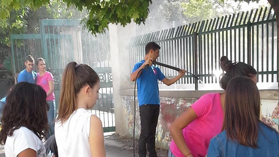 Oliena, i giovani sistemano la scuola colpita dai vandali