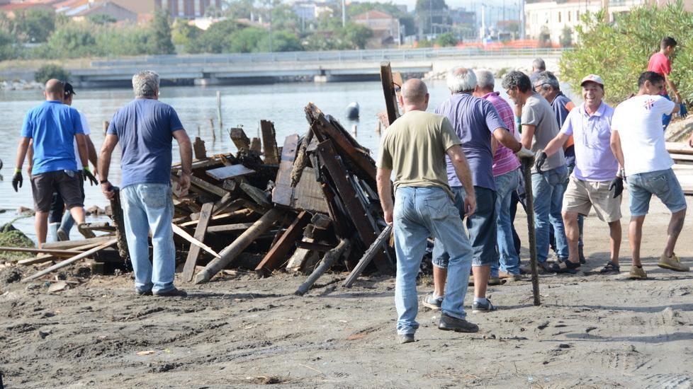 La rivoluzione a Tilibbas: pontili abusivi smantellati
