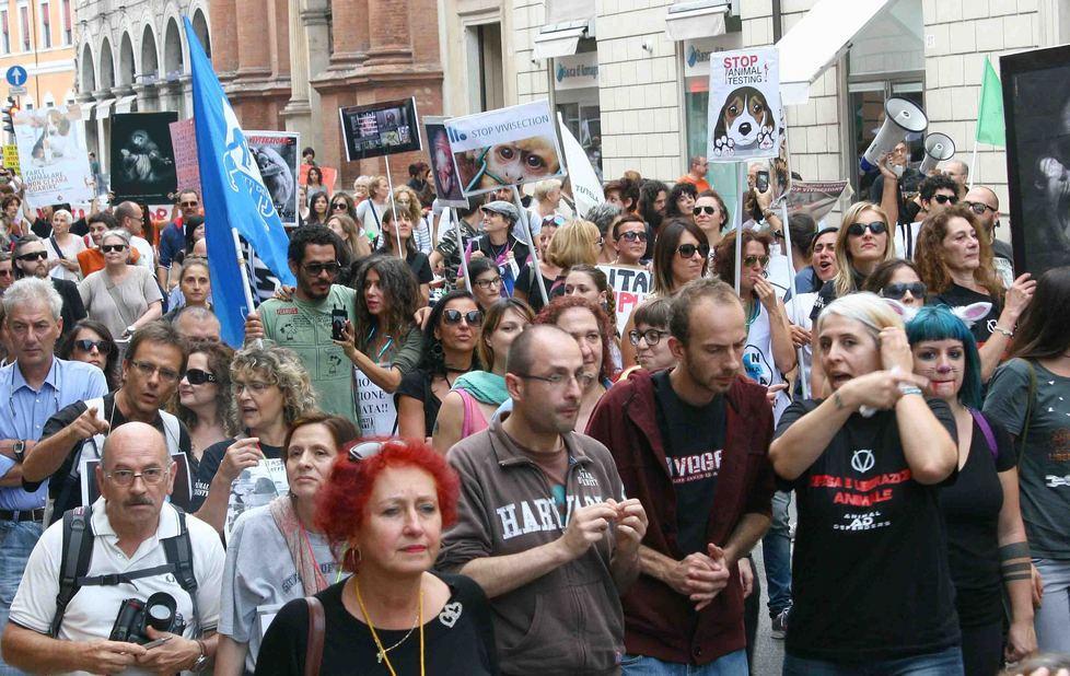 Un migliaio in corteo per urlare “ no” alla vivisezione 