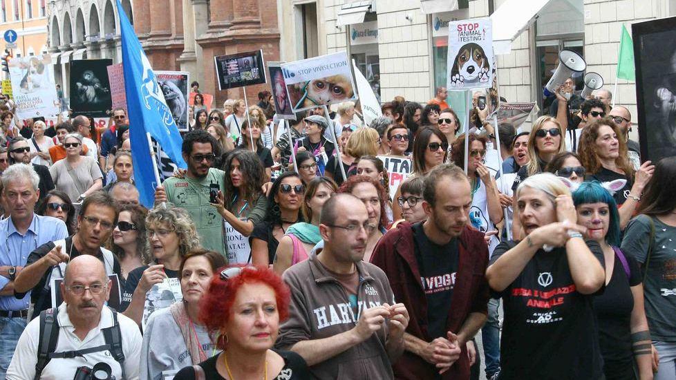 Un migliaio in corteo per urlare “ no” alla vivisezione