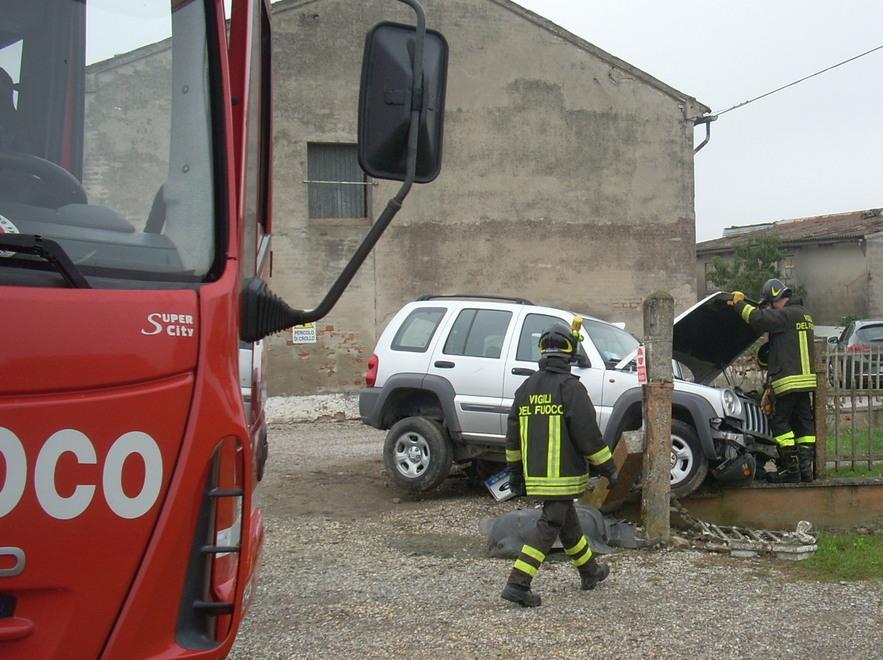 Con il Suv danneggia una colonnina del gas poi se ne va