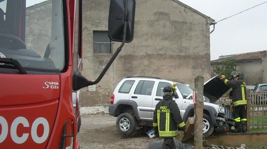 Con il Suv danneggia una colonnina del gas poi se ne va