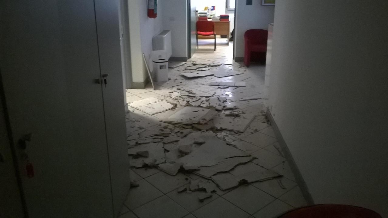 I pannelli del soffitto caduti a terra all'Ufficio di Igiene Pubblica dell'Usl