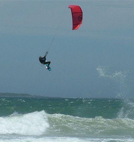 Perde il controllo del kite e finisce contro un muretto 