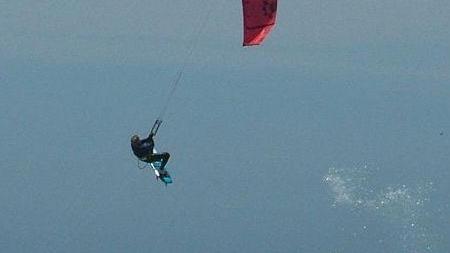 Perde il controllo del kite e finisce contro un muretto