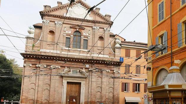 Rapinato e colpito in faccia con il calcio della pistola