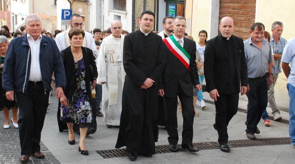 Tutta la comunità accoglie in piazza il nuovo parroco