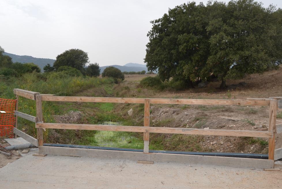 Nel quartiere Raica guard-rail di tavole e canali pericolosi 