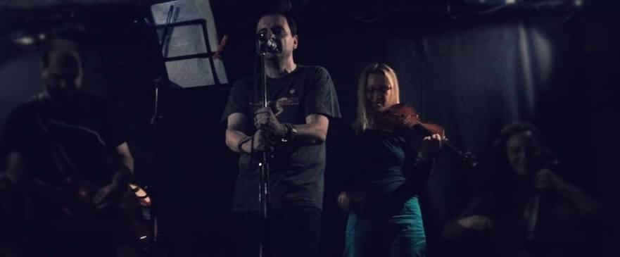 Cantanti e amici sul palco per Enrico 
