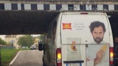 Sottopasso di via Traversagno, un altro furgone incagliato