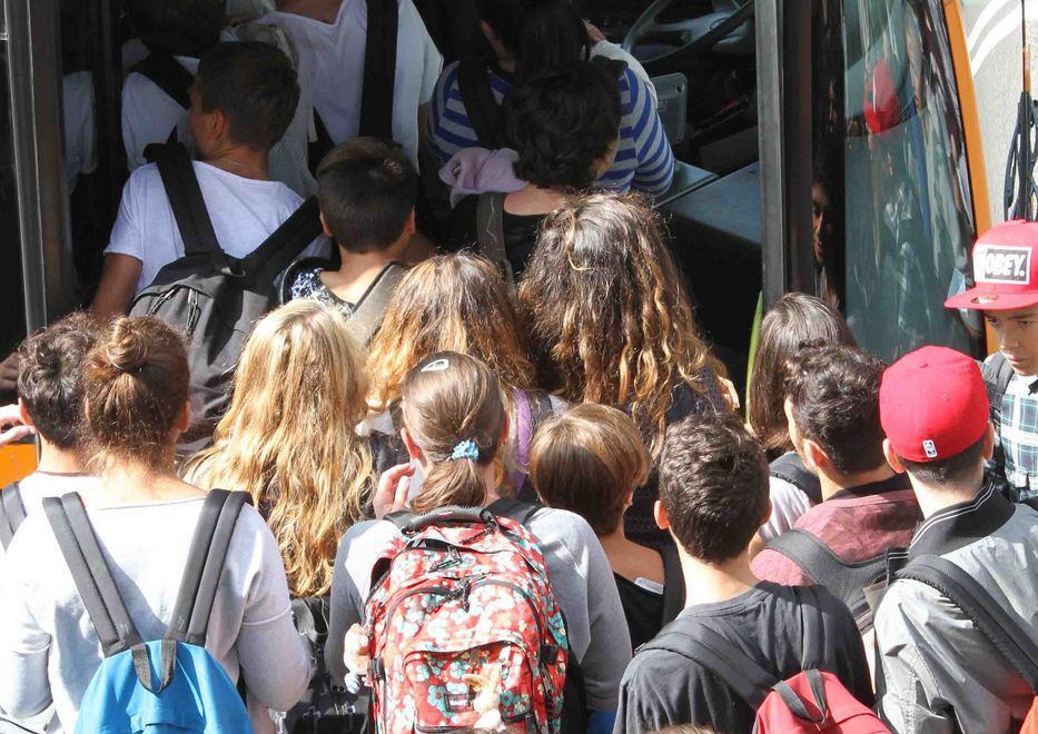 Bus pieno, lo studente a scuola in ritardo 