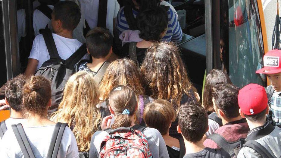 Bus pieno, lo studente a scuola in ritardo