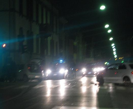 Si scontra con un’altra auto e finisce contro un palazzo