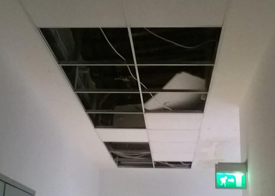Uffici dell’Usl, crollano i pannelli del soffitto 