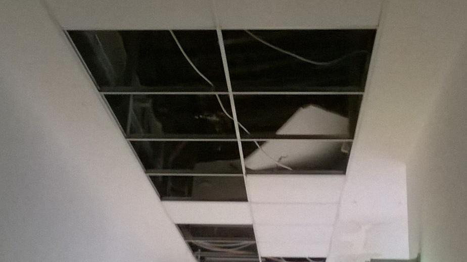 Uffici dell’Usl, crollano i pannelli del soffitto