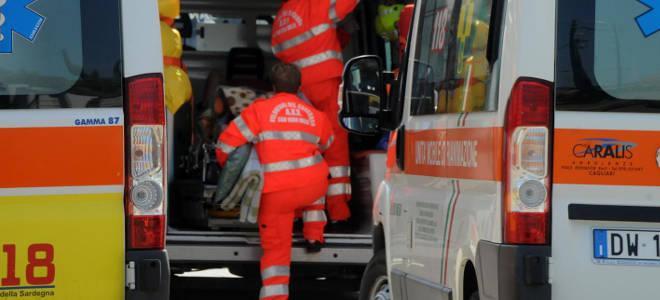 Si schianta con l’auto su una parete di roccia, muore 39enne 
