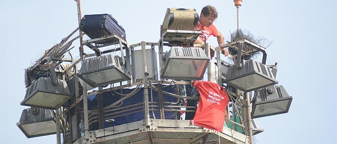 Vertenza Meridiana, dipendenti su un traliccio a 35 metri di altezza 