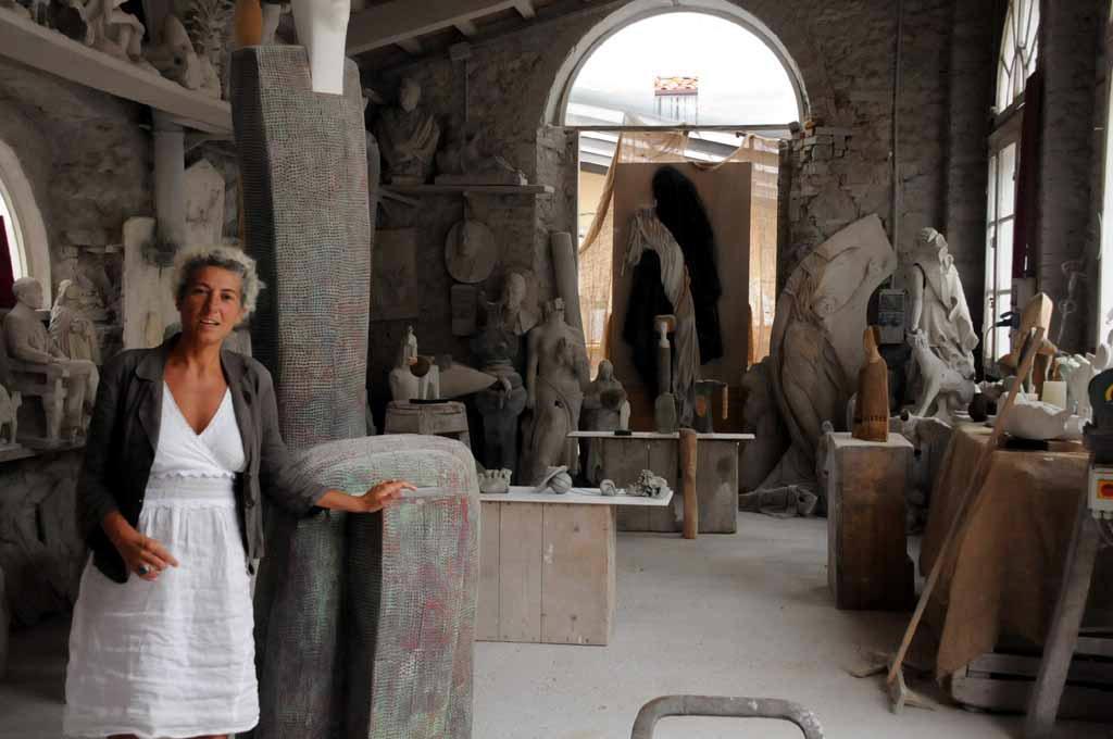 Francesca Nicoli negli studi d'arte a Carrara