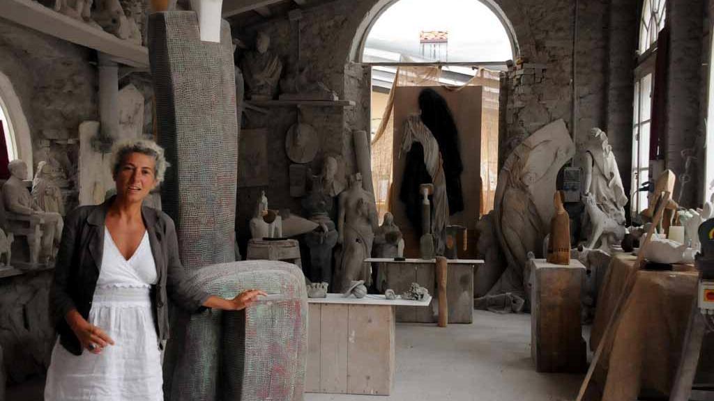 Francesca Nicoli negli studi d'arte a Carrara