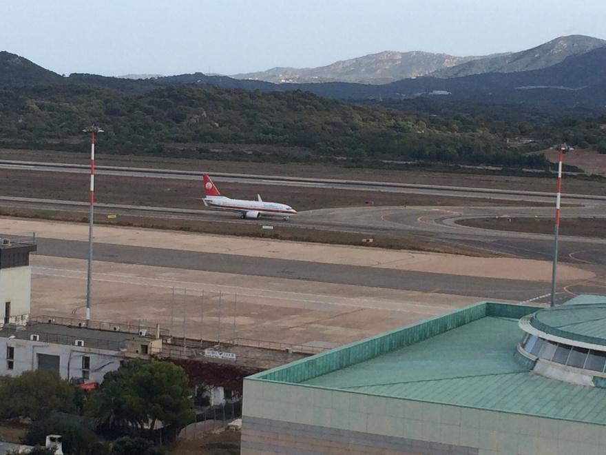 Il pilota sul traliccio filma l’aereo di Air Italy la compagnia “rivale” - VIDEO 